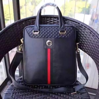 【品牌名稱】：GUCCI 古馳 【產品規格】：中號29x33x7cm 【產品材質】：原版頭層牛皮 【產品詳情】：黑色，進口五金 【產品型號】：2700-2