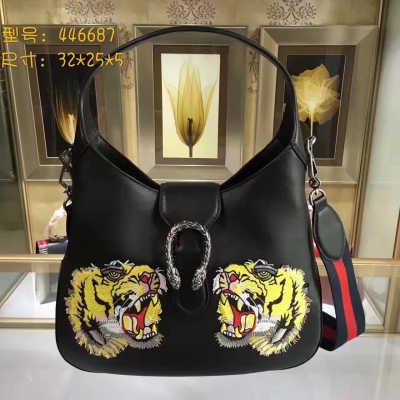 【GUCCI-古奇】十年打造專業GUCCI   市場頂級獨家控貨，專/櫃品質  採用進口牛皮，原廠五金！精緻做工。獨家實物拍照品質如圖可見 。款號：446687。尺寸：32*25*5。