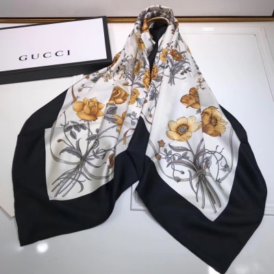 Gucci古馳專櫃新款美翻了御用殿堂級極品2018專櫃在售 斜紋真絲圖案拼圖印花設計風格加上富有古馳特色元素圖案 美麗至極 真的 上身極為襯膚色 百搭 110x110cm 方巾100%斜紋真絲