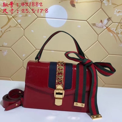 【GUCCI-古馳】 十年打造專業GUCCI 市場頂級獨家控貨，專櫃品質 採用進口牛皮，原廠五金！精緻做工。 獨家實物拍照 品質如圖可見 。款號：421882尺寸：25.5*17*8