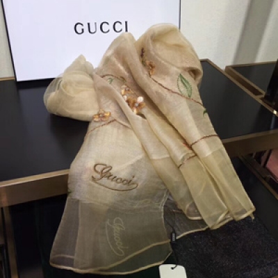 自從古馳換了設計師，Gucci這個品牌就突然變成了時尚界的寵兒，人手必備單品 本年度最重磅推薦款，沒有之一！歷時90天月才出貨！絕對嘔心瀝血之作！Gucci新款重工花朵，磚石手工藝+立體繡花而成，整條圍巾都是手工縫製，