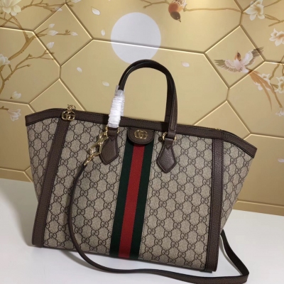 【Gucci 古馳】 Gucci新款，沉浸在復古情懷之中，方正的造型讓人聯想到復古的設計。GG Supreme高級人造帆布材質，點綴紅綠織帶等品牌最富特色的經典元素，體現出對品牌馬術本源的致敬。型號: 524537。尺寸