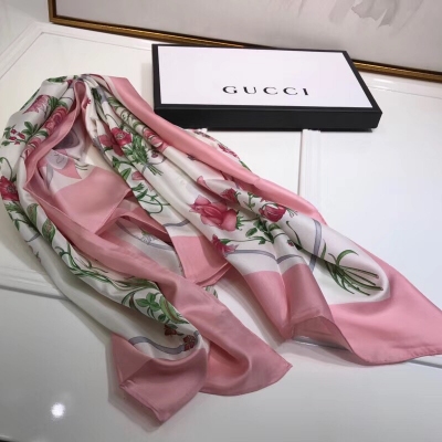 Gucci 古馳專櫃新款絲巾 美翻了御用殿堂級極品 2018專櫃在售 斜紋真絲圖案拼圖印花設計風格 加上富有古馳特色元素圖案 美麗至極 真的 上身極為襯膚色 百搭 110x110cm 方巾100%斜紋真絲