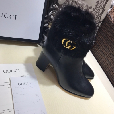 Gucci古馳 2018秋冬新品皮草短靴！經典百搭設計永不過時！今年最受各大時尚界受追捧的品牌，每一款新品面世，都引起一陣陣熱潮，這個冬季之最掀起了一股復古風，原版1:1套楦複刻！復古五金搭配貂毛，採用優質羊猄面料，內