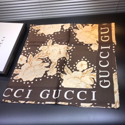 Gucci古馳方巾 氣質女人~專櫃同步 來自當紅的Gucci，品質絕佳，真的妥妥的 集合大牌的奢華，女人味和時髦於一體 100%桑蠶真絲，柔軟.光澤 定制級面料.賦予了圍巾容易造型.非常重磅奢華的設計，上身卻別樣襯得高