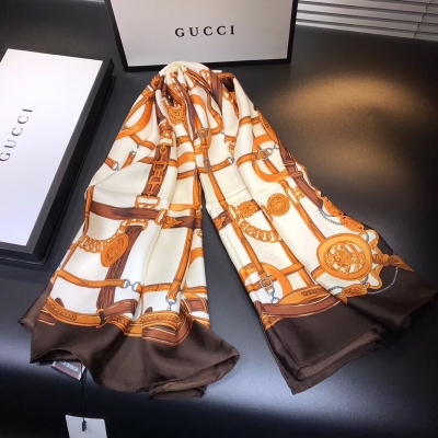 Gucci古馳絲巾 氣質女人~專櫃同步 來自當紅的Gucci，品質絕佳，真的妥妥的 集合大牌的奢華，女人味和時髦於一體 100%桑蠶真絲，柔軟.光澤 定制級面料.賦予了圍巾容易造型.非常重磅奢華的設計，上身卻別樣襯得高