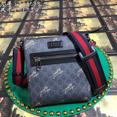 Gucci古馳 新款。市場頂級獨家控貨，專櫃品質 採用進口牛皮，原廠五金！精緻做工。 獨家實物拍照 品質如圖可見。款號: 523599。尺寸：寬21*高23*側寬4。顏色：黑印虎。