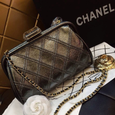 Chanel 大淩格新款牛皮出貨了 2014年初夏款可以做化裝包、手拿包還有長皮穿鏈肩帶 逛夜店 開Party都ok 愛小包的美妞入手吧 更添美人味 進口原廠閃亮牛皮對版亞克力鈕原廠豪華包裝