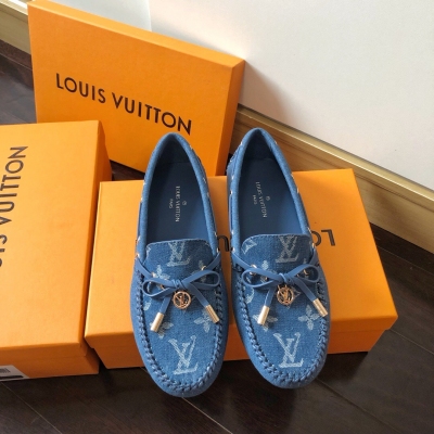 LOUIS VUITTON LV路易威登 2020新款女士勳章豆豆鞋，代購級別！經典的LV家老花豆豆鞋，飾蝴蝶結logo五金扣，五金扣獨家開模，全手工製作！原版定制老花紋/藍色是牛仔材質，牛皮內裡，經典舒適的豆豆鞋底。碼