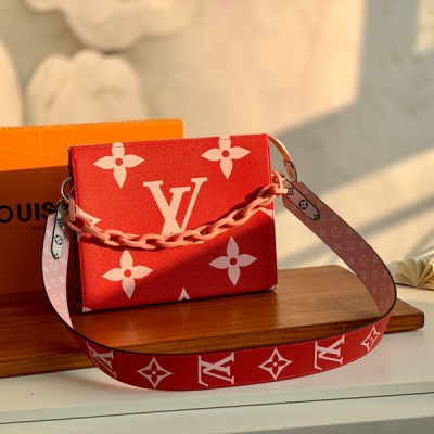 LOUIS VUITTON LV路易威登 M67692紅 改造包 Monogram帆布化妝盒，內部空間寬敞，兩側採用接襠式設計，方便取放物品，可將它輕而易舉地放進手袋中。Monogram帆布袋身- 金色黃銅拉鍊設皮革垂片-