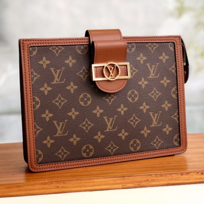 LOUIS VUITTON LV路易威登 M44178 老花手包 DAUPHINE 手包此款 Dauphine 手包以 Monogram 帆布製成，Dauphine 系列的標誌性元素，再現復古外觀、小牛皮飾邊，拉鍊封口設計