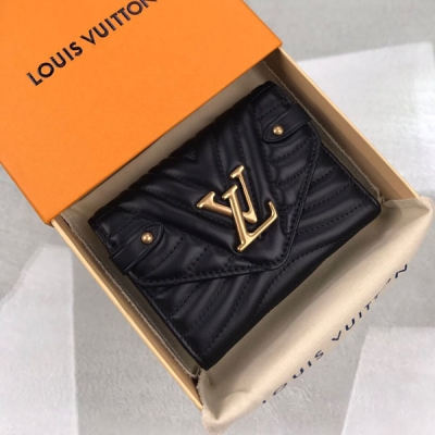 LV LOUIS VUITTON 路易威登 M63427 特別介紹 海外特供（專櫃貨）由極為柔滑的小牛皮精製而成的短款錢夾，波浪狀的絎縫花紋裝飾源自路易威登古董旅行箱。手感輕盈而構造精巧，此款信封式錢夾設有多個口袋與信用卡