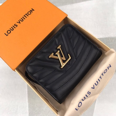 LV LOUIS VUITTON 路易威登 M63789 特別介紹 海外特供（專櫃貨）以1980年代的新浪潮音樂流派命名，這款拉鍊錢夾輕巧實用，以絎縫小牛皮製作，綴以獨特的復古金屬LV Initials。內部設計精巧，可容