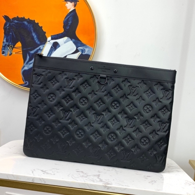 LV LOUIS VUITTON 路易威登 M62903 新壓花！ POCHETTE APOLLO 手袋 此款Pochette Apollo手袋由格外柔軟的黑色Monogram Shadow小牛皮裁制而成，飾有標誌性的路易