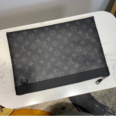 LV LOUIS VUITTON 路易威登 M62291 黑花！POCHETTE APOLLO 手袋 亮相2018春夏時裝展的新品，來自男裝藝術總監Kim Jones、充滿工藝質感的運動風格設計，此款Pochette Ap