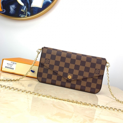 LV LOUIS VUITTON 路易威登 N63032 咖格！ Felicie手袋優雅華貴，內含兩個可脫卸口袋，是攜帶整理您的日常用品的時尚之選。它不僅僅是款錢夾，除去金色鏈條後，它還可以用作迷人的手包或小型手袋。21.