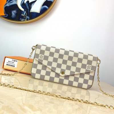 LV LOUIS VUITTON 路易威登 M63106 白格！ Felicie手袋優雅華貴，內含兩個可脫卸口袋，是攜帶整理您的日常用品的時尚之選。它不僅僅是款錢夾，除去金色鏈條後，它還可以用作迷人的手包或小型手袋。21.