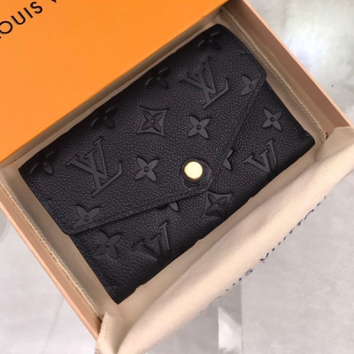 LV LOUIS VUITTON 路易威登 M60568 特別介紹 海外特供（專櫃貨）採用全進口皮料，歐牙拉鍊，真空電鍍鋼扣。它採用了輕薄的信封造型，裡面有大量的隔層，兼具實用與優雅。尺寸：15x10cm