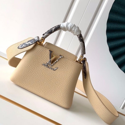 LOUIS VUITTON LV路易威登 M96467 M95509Capucines 迷你手袋 天空藍高貴的牛皮,奢華的胎牛皮襯裡,閃亮的金屬飾件,特有的Capucines搭蓋既可收入包內展示字母標識,又可外翻 呈現Mo