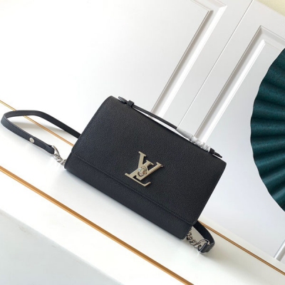 LOUIS VUITTON LV路易威登 M56088 M56087 LOCKME CLUTCH 手袋 此款 Lockme 手包含標誌性LV扭鎖和可供手提的皮質手柄，外形亮眼，適合日常背攜。包帶上巧妙運用按扣，可輕鬆調節長