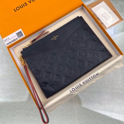 LOUIS VUITTON LV路易威登 M68706 特別介紹 海外特供（專櫃貨）Mélanie 中號手拿包取材柔軟 Monogram Empreinte 皮革，表面微微浮現壓紋，搭配可拆卸腕帶、V 形前袋與卡位，展現優