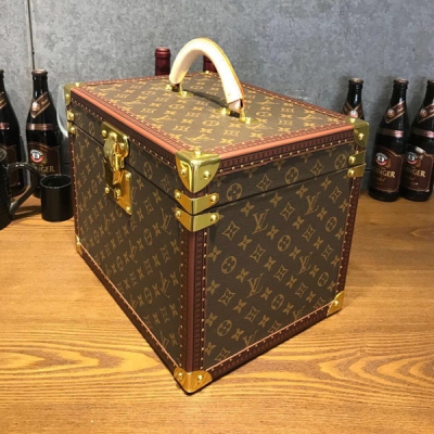 LOUIS VUITTON LV路易威登 看到這些硬箱！鵝娘心裡只有倆個字：“有品啊啊啊啊啊啊”。畢竟全都是路易威登定制款。這些箱子（LOUIS VUITTON）要是放在了北京展櫃上，一般人兒進不去。LV每年都會推出不同材