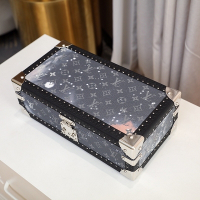 LOUIS VUITTON LV路易威登 8只裝腕表盒 星空配藕粉色 這款8表裝表盒以經典Monogram帆布製成.配有一個可拆卸盤用於隱藏貴重物品。34.0*18.0*11.0cm（長*寬*高）