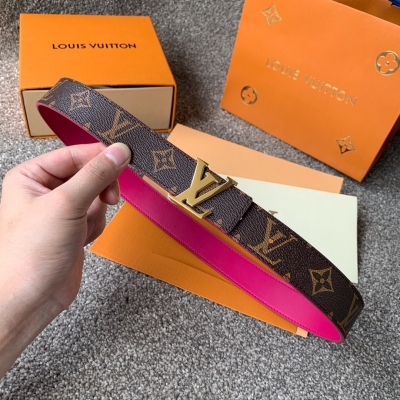 LOUIS VUITTON LV路易威登 皮帶 Initiales 30 毫米雙面腰帶的一面由亮麗多彩的小牛皮打造而成，宣告夏日的到來。另一面則由品牌經典的 Monogram 帆布製成。LV Initials 搭扣賦予此