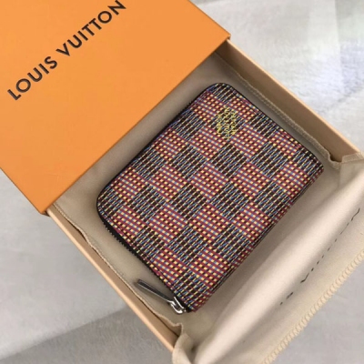 LOUIS VUITTON LV路易威登 N68663紅格【特別介紹】海外特供（專櫃貨） 經典 Monogram 圖案浸潤霓虹色彩，引領 Zippy 拉鍊零錢包踏入 2019 秋冬的時尚潮流。巴黎蓬皮杜藝術中心與復古電視測