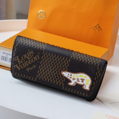 Louis Vuitton LV 路易威登 EMILIE 眼鏡盒M00289 設計時尚，色彩斑斕，此款由Monogram帆布與VVN皮革製作而成的Emilie眼鏡盒能夠保護貴重的太陽眼鏡免遭刮擦。拉鍊頭上的LV圓環裝飾增添