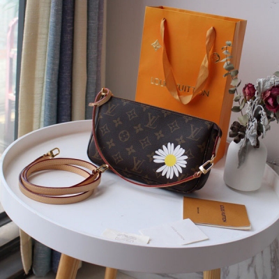 Louis Vuitton LV 路易威登 POCHETTE ACCESSORIES 大號手袋 M51980 菊 配置雙肩帶 由帆布製作而成的一款小巧輕便手袋，可手拿可手提，另配可斜挎肩帶一條也可斜挎背。真乃一款萬能手袋 