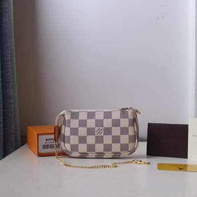 Louis Vuitton LV 路易威登 MINI POCHETTE ACCESSORIES 小手袋 m58009老花 這款小提包適用於收納化妝品或各色隨身物件，設有金色黃銅鏈條，將提包系扣到手袋或牛仔褲，輕而易舉。4.