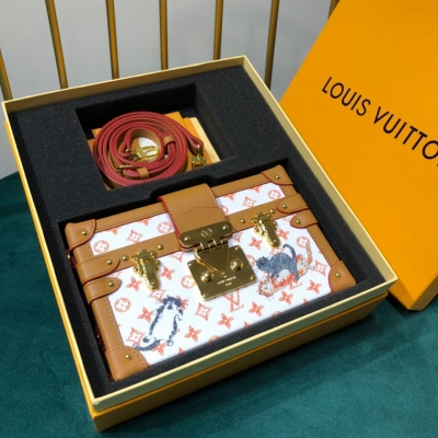 Louis Vuitton LV 路易威登 PETITE MALLE 盒子包 採用經典的Monogram帆布面料 靈感源自富有的銀行家Albert Kahn于20世紀初期設計的定制旅行箱 以3個白色十字圖案為標誌性要素 經