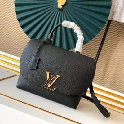 Louis Vuitton LV 路易威登 M55222 M55060 M55214 M53771 VOLTA 手袋小牛皮構築 Volta 手袋的靈巧構型，V 字母添綴優雅氣質。全皮大logo蓋頭女士郵差 輕盈設計內含多個