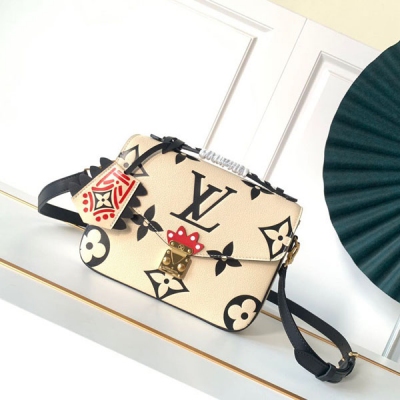 LOUIS VUITTON LV 路易威登 M45384 M45385頂級原單 本款 Pochette Métis 手袋以壓紋皮革呈現超大 Monogram 印花，搭配頂部編織手柄、塗鴉風格掛飾和 S-lock 鎖扣，即刻