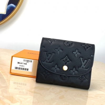 LOUIS VUITTON LV 路易威登 M64148 黑色！尺寸小巧而結構精妙，此款Ariane錢夾配有多個信用卡插槽以及各式各樣的內袋。由Monogram Empreinte皮革裁制而成，風格柔美，功能實用。