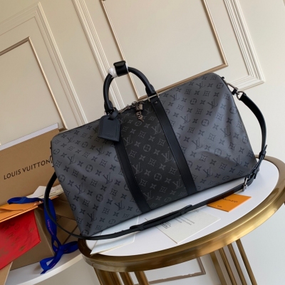 LOUIS VUITTON LV 路易威登 M45392 頂級原單 KEEPALL BANDOULIèRE 50 旅行袋 此款 Keepall Bandoulière 50 旅行袋以淺色 Monogram Eclipse 