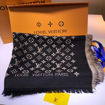 LV LOUIS VUITTON 路易威登圍巾 M71037 升級版本 自己超級喜歡的一款！在香港專櫃看到就愛不釋手 圍著超好看！N多自拍照！ 飾有對比色調的Monogram織紋、風格優雅的長圍巾，由真絲和羊絨混紡製成6