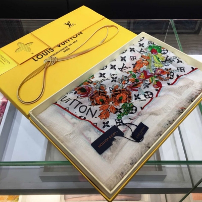 LV LOUIS VUITTON 路易威登方巾 春夏時裝秀的主題設計。輕易的披肩上，五彩斑斕的花紋呈現浪漫唯美的情調，推出華麗炫目的白色款與內斂優雅的黑色款！美麗至極 真的 上身極為襯膚色 百搭 好看不好看自己看吧 品質