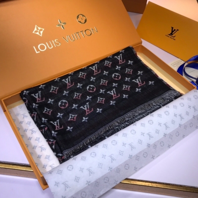 LV LOUIS VUITTON 路易威登圍巾原單 七彩字母雙面羊絨 專櫃在售 頂級羊絨長巾配以精美簡約Logo圖案組合成經典LV圖案 美麗至極 真的 上身極為襯膚色 百搭 60%sIlk 40%wool 70x200c