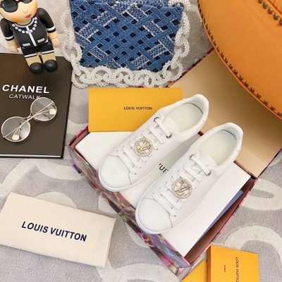 LV LOUIS VUITTON 路易威登 情侶款小白鞋 頂級上新！優點絕對夠突出的一雙！腳感超級舒適，新色各有各的美，經典百搭款，休閒中又質感滿滿！鞋面原版一比一定制牛皮，原版私模對色Logo，內裡進口小牛皮，原版開模