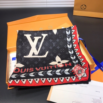 LOUIS VUITTON LV路易威登方巾 今年最新當紅主打系列 閉眼入.速度快女神范 VIP推薦Monogrom花紋以及諸多標誌性設計項目，賦予此款全新圍巾恒久的時尚魅力，羊絨面料精心織就，包邊設計，此款圍巾將為經典