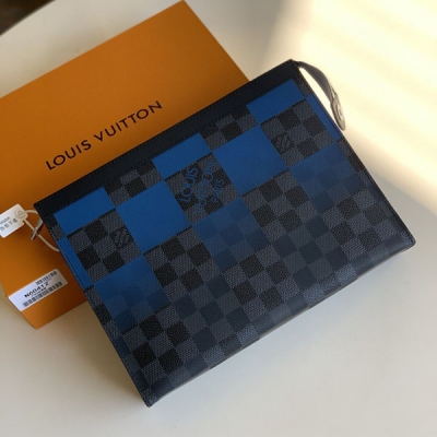 LOUIS VUITTON LV路易威登 N60412 Pochette Voyage中號手袋 馬賽克此款小巧而時髦的採用Damier Graphite格紋塗層帆布材質，功能多樣，既可作為旅行袋放于包中，亦可持於手中，展現