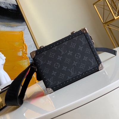 LOUIS VUITTON LV路易威登 M44157 Soft Trunk手袋 黑花黑皮 此款Soft Trunk手袋質地柔軟，展現了對郵差包的重新詮釋，是理想的出行伴侶。特色元素，如金屬包角，源自路易威登檔案館的經典拉