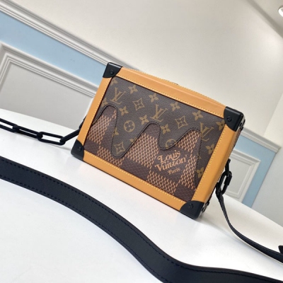 LOUIS VUITTON LV路易威登 頂級原單 M40381 Nigo聯名合作系列方盒子SOFT TRUNK 手袋 Soft Trunk 郵差包致敬路易威登的硬箱製造歷史，以皮革邊角、掛鎖和 S-lock 鎖扣傳遞品牌