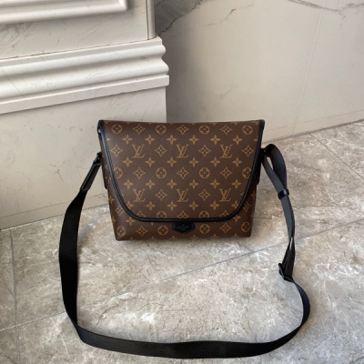 LOUIS VUITTON LV 路易威登 M45557 Magnetic 郵差包受 Macassar 烏木紋理啟發，以 Monogram 帆布、牛皮和啞光金屬件構築方正外觀，令日常出行不失潮流氣息。可調節肩帶和口袋增添舒