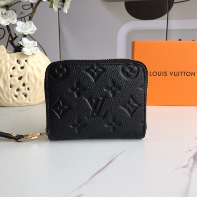 LOUIS VUITTON LV路易威登 M60067荔枝紋拉鍊零錢包 都市人提供了最理想的選擇。包身精巧緊湊，可以用來裝零錢、信用卡和折疊起來的紙幣。即使身上的口袋小，也可輕鬆地將它放入。11*8*2cm。