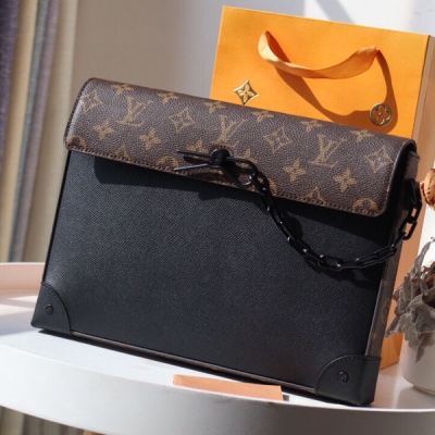 LOUIS VUITTON LV路易威登 M30583 POCHETTE VOYAGE STEAMER 手袋 Pochette Voyage Steamer 手袋於 2020 秋冬洋溢 Ta?ga 皮革的雅致格調，為手機和