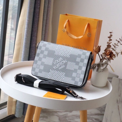 LOUIS VUITTON LV路易威登 N50026 STUDIO 郵差包 本款 Studio 郵差包取材 Damier 購入aphite 3D 帆布，講述品牌傳奇格紋的摩登煥新。俐落構型囊括充裕功能性空間，可拆卸肩帶含