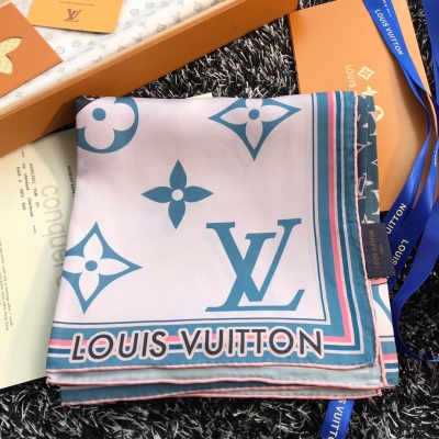 LOUIS VUITTON LV路易威登方巾 各大專櫃在售 頂級斜紋真絲方巾 90x90cm 展現出來的工藝 看得見的品質 均勻的圖案佈局讓人深深地感受到頂級品牌的品味 靈動的LV花紋充分延伸 色澤純正豔麗 突顯高貴氣質